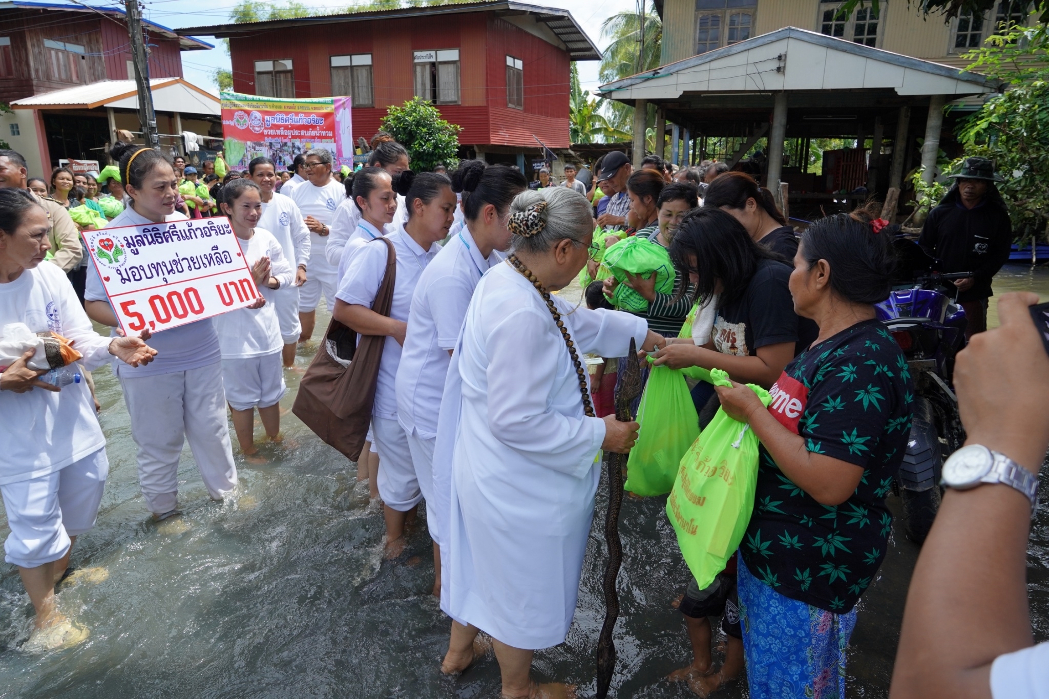 โครงการช่วยเหลือผู้ประสบภัยน้ำท่วมจังหวัดยโสธร วันที่ 14  กันยายน  2562 ณ  พื้นที่บ้านแจ้งน้อย ตำบลค้อเหนือ อำเภอเมืองยโสธร จังหวัดยโสธร